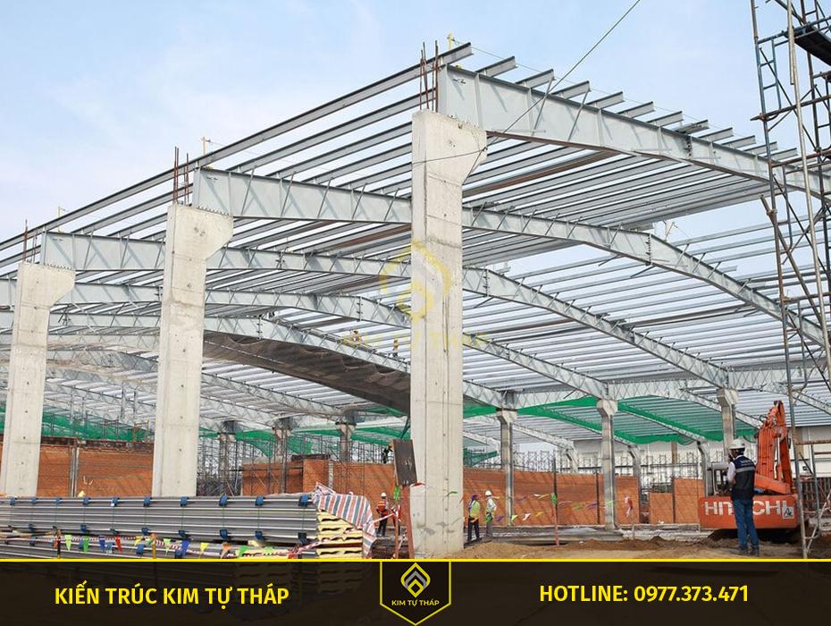 Thi công nhà xưởng tại Bình Dương – lắp dựng khung thép tiền chế trong khu công nghiệp