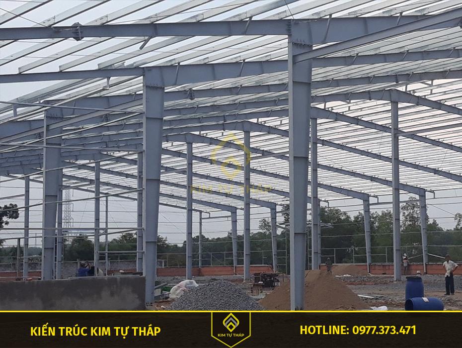 Thi công nhà xưởng tại Bình Phước – lắp dựng khung thép tiền chế trên nền đất đỏ bazan