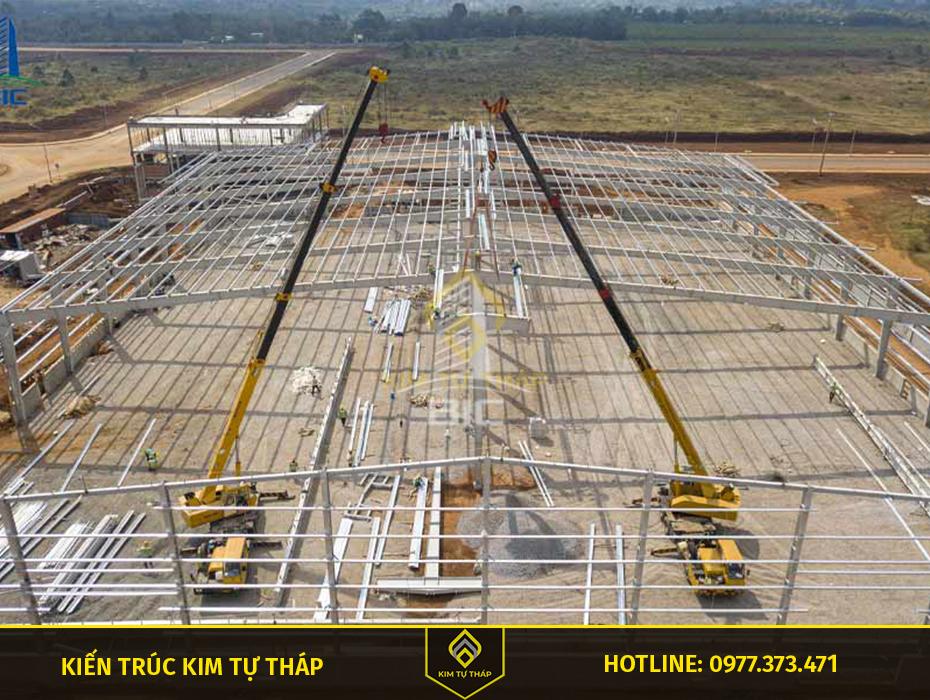 Thi công nhà xưởng tại Đồng Tháp – lắp dựng khung thép tiền chế nhà máy chế biến nông thủy sản ven sông Tiền