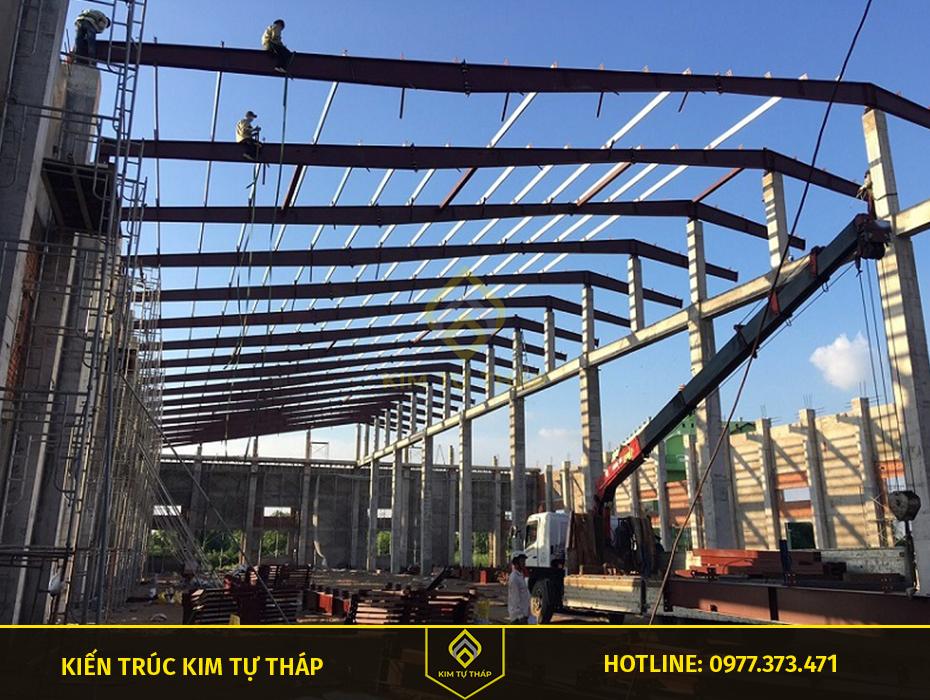 Thi công nhà xưởng tại Hậu Giang – lắp dựng khung thép tiền chế trên nền đắp cao chống ngập