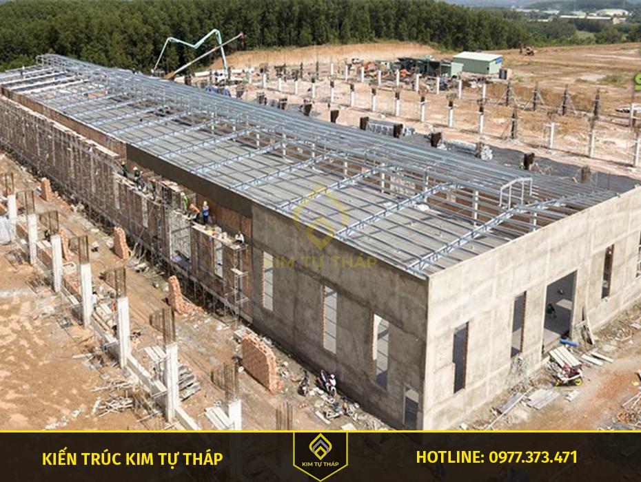 Thi công nhà xưởng tại Long An – lắp dựng nhà thép tiền chế trong khu công nghiệp