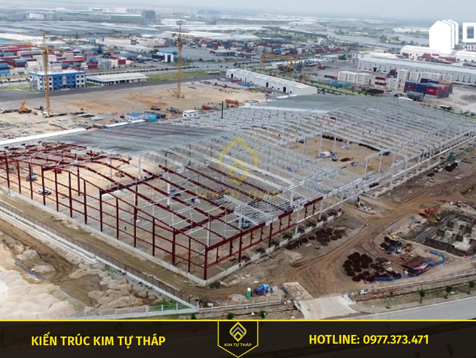 Thi công nhà xưởng tại Tiền Giang – lắp dựng kết cấu thép trong khu công nghiệp